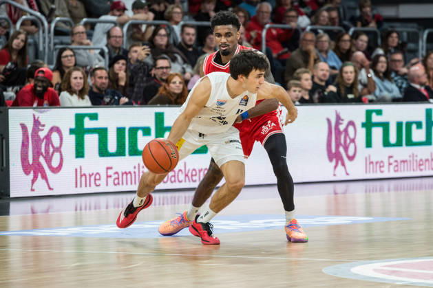 Bamberg, Germany, October 10, 2026; easyCredit BBL 2026–2027, Matchday 5; BMA365 Bamberg Baskets vs. Syntainics MBC; Pictured: Anthony Gaines of MBC Weißenfels and Mylik Wilson of Bamberg in a one-on-one battle; Brose Arena, Bavaria Copyright: xFotostandx xSchmittx