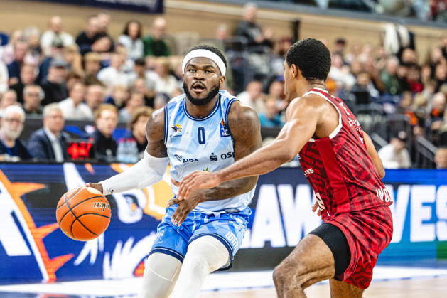 Rostock, Germany, October 10, 2026, easyCredit BBL 2026–2027, Game Day 5: Rostock Seawolves vs. Fitness First Würzburg Baskets. Pictured, from left, in a one-on-one matchup: TJ Crockett Jr. of the Rostock Seawolves and Kenny Dye of the Fitness First Würzburg Baskets. Copyright: xFotostandx xVoelkerx