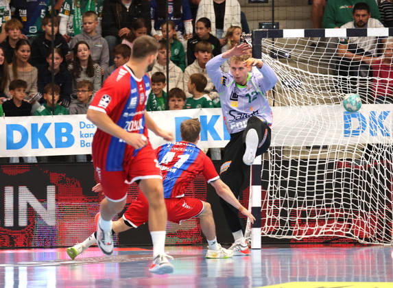 October 10, 2026, Germany, Göppingen, Opel HBL Bundesliga Handball, FRISCH AUF Göppingen vs. SG BBM Bietigheim, from left: Till Hermann (BBM), Kristian Saeveras (FAG)