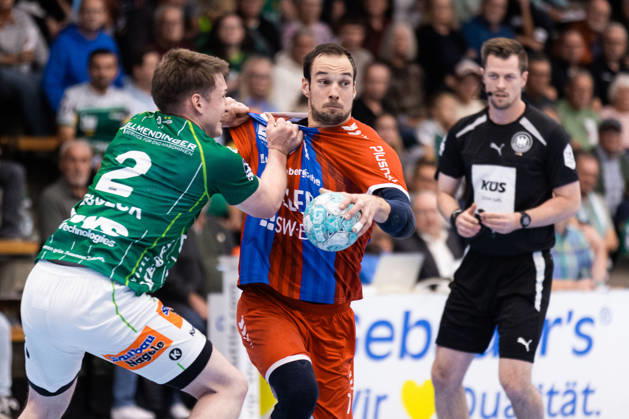 Domikin CLAUS (SG BBM Bietigheim), No. 7, in a one-on-one battle against Oskar NEUDECK (FRISCH AUF Goeppingen), No. 2, GER, FRISCH AUF Goeppingen vs. SG BBM Bietigheim, Handball, Bundesliga, OPEL HBL, Matchday 8, 2026–2027 season, October 10, 2026, GER, FRISCH AUF Goeppingen vs. SG BBM Bietigheim, Handball, Bundesliga, OPEL HBL, Matchday 8, 2026–2027 season, October 10, 2026, Goeppingen Copyright: xEibnerxPressefoto OliverxSchmidtx EP_OST