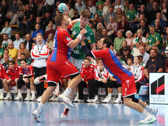 October 10, 2026, Germany, Göppingen, Opel HBL Bundesliga Handball, FRISCH AUF Göppingen vs. SG BBM Bietigheim, from left: Fabian Wiederstein (BBM), Oskar Sunnefeldt (FAG), Dominik Claus (BBM)