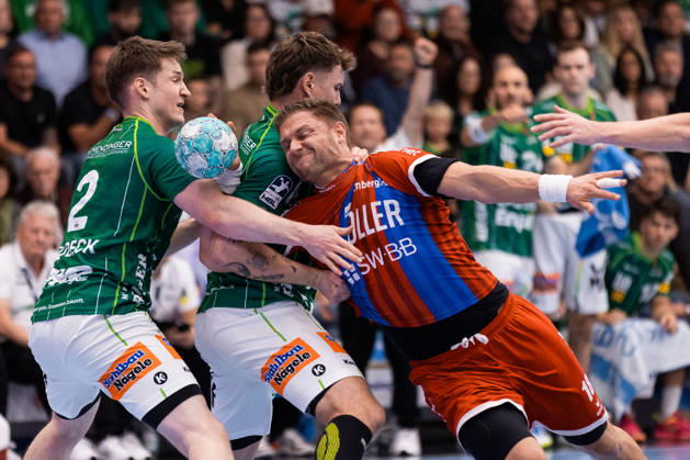 Fabian WIEDERSTEIN of SG BBM Bietigheim, No. 18, in a one-on-one battle against Victor KLOEVE of FRISCH AUF Goeppingen, No. 07, GER, FRISCH AUF Goeppingen vs. SG BBM Bietigheim, Handball, Bundesliga, OPEL HBL, Matchday 8, 2026–2027 season, October 10, 2026, GER, FRISCH AUF Goeppingen vs. SG BBM Bietigheim, Handball, Bundesliga, OPEL HBL, Matchday 8, 2026–2027 season, October 10, 2026, Goeppingen Copyright: xEibnerxPressefoto OliverxSchmidtx EP_OST