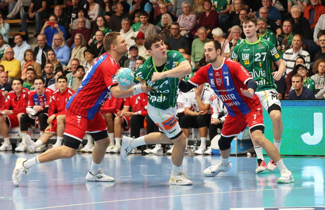 October 10, 2026, Germany, Göppingen, Opel HBL Bundesliga Handball, FRISCH AUF Göppingen vs. SG BBM Bietigheim, from left: Fabian Wiederstein (BBM), Elias Newel (FAG), Dominik Claus (BBM)