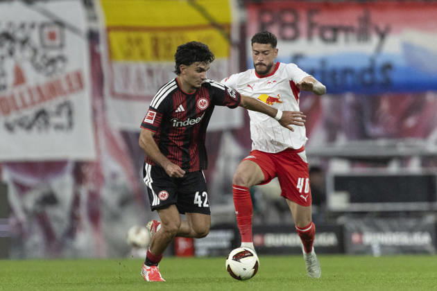 GER, Leipzig, Fussball, Bundesliga, 5. Spieltag, RB Leipzig vs. Eintracht Frankfurt im Bild v.l.: Can Uzun (Eintracht Frankfurt 42), Romulo Cardoso (RB Leipzig 40), Zweikampf 10.10.2026, Red-Bull Arena Leipzig DFL DFB REGULATIONS PROHIBIT ANY USE OF PHOTOGRAPHS AS IMAGE SEQUENCES AND OR QUASI-VIDEO, Leipzig Red-Bull Arena Sachsen Germany Copyright: xPaulxFritzx