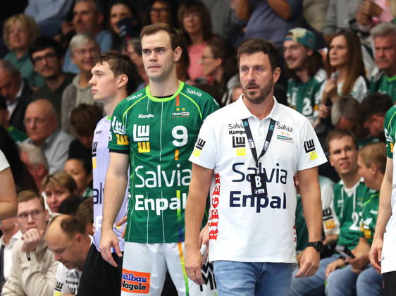 October 10, 2026, Germany, Göppingen, Opel HBL Bundesliga Handball, FRISCH AUF Göppingen vs. SG BBM Bietigheim, from left: Max Beneke (FAG), FAG Coach Ben Matschke