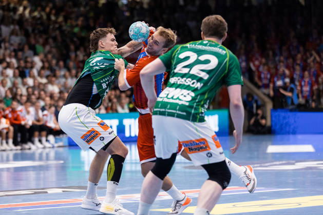 Mathias Rohde LARSON of SG BBM Bietigheim, No. 44, in a one-on-one battle against Victor KLOEVE of FRISCH AUF Goeppingen, No. 07, GER, FRISCH AUF Goeppingen vs. SG BBM Bietigheim, Handball, Bundesliga, OPEL HBL, Matchday 8, 2026–2027 season, October 10, 2026, GER, FRISCH AUF Goeppingen vs. SG BBM Bietigheim, Handball, Bundesliga, OPEL HBL, Matchday 8, 2026–2027 season, October 10, 2026, Goeppingen Copyright: xEibnerxPressefoto OliverxSchmidtx EP_OST