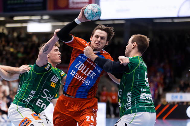 Maxim ORLOV (SG BBM Bietigheim), No. 24, in a one-on-one battle against Victor KLOEVE (FRISCH AUF Goeppingen), No. 07, and Max BENEKE (FRISCH AUF Goeppingen), No. 09 (GER), FRISCH AUF Goeppingen vs. SG BBM Bietigheim, Handball, Bundesliga, OPEL HBL, Matchday 8, 2026–2027 Season, October 10, 2026, GER, FRISCH AUF Goeppingen vs. SG BBM Bietigheim, Handball, Bundesliga, OPEL HBL, Matchday 8, 2026–2027 season, October 10, 2026, Goeppingen Copyright: xEibnerxPressefoto OliverxSchmidtx EP_OST