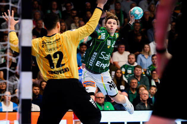 Göppingen HBL 26 27 Frisch Auf Göppingen SG BBM Bietigheim (from left): Goalkeeper Martin Tomovski (Bietigheim), Erik Persson (Göppingen); Göppingen EWS Arena, Baden-Württemberg, Germany