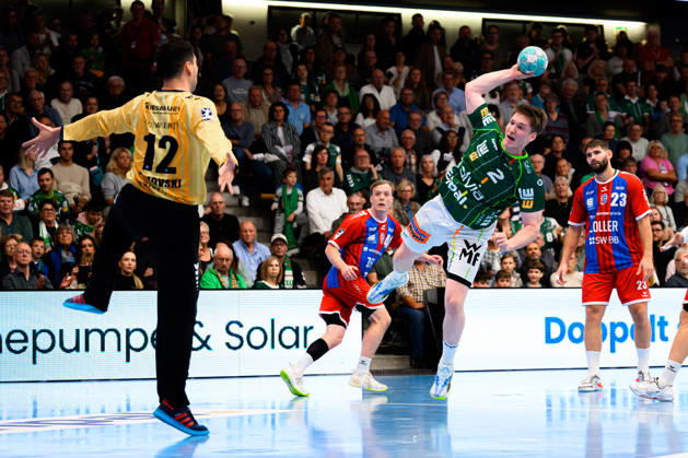 Göppingen HBL 26 27 Frisch Auf Göppingen SG BBM Bietigheim (from left): Goalkeeper Martin Tomovski (Bietigheim), Oskar Neudeck (Göppingen); Göppingen EWS Arena, Baden-Württemberg, Germany