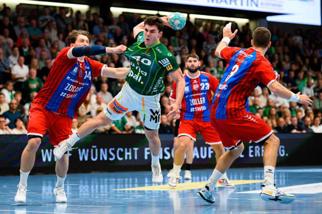 Göppingen HBL 26 27 Frisch Auf Göppingen SG BBM Bietigheim (from left): Fynn Nicolaus (Bietigheim) and Elias Newel (Göppingen) in a duel; Nikola Vlahovic (Bietigheim); Göppingen EWS Arena, Baden-Württemberg, Germany