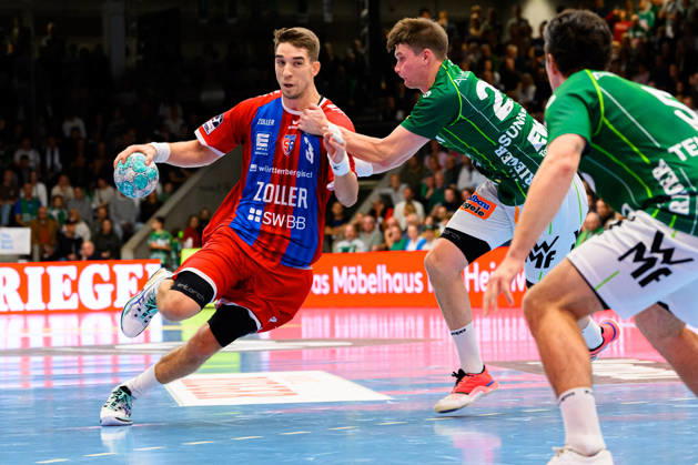 Göppingen HBL 26 27 Frisch Auf Göppingen SG BBM Bietigheim (from left): Nikola Vlahovic (Bietigheim) and Oskar Sunnefeldt (Göppingen) in a duel; Göppingen EWS Arena, Baden-Württemberg, Germany