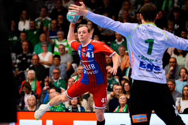 Göppingen HBL 26 27 Frisch Auf Göppingen SG BBM Bietigheim (from left): Till Hermann (Bietigheim), goalkeeper Julian Buchele (Göppingen); Göppingen EWS Arena, Baden-Württemberg, Germany