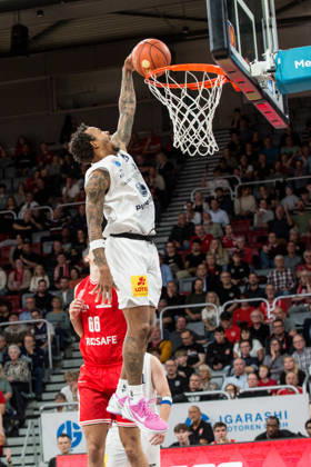 Bamberg, Germany, October 10, 2026; easyCredit BBL 2026–2027, Matchday 5; BMA365 Bamberg Baskets vs. Syntainics MBC; Pictured: Jordan Jones of Bamberg making a layup; Brose Arena, Bavaria Copyright: xFotostandx xSchmittx