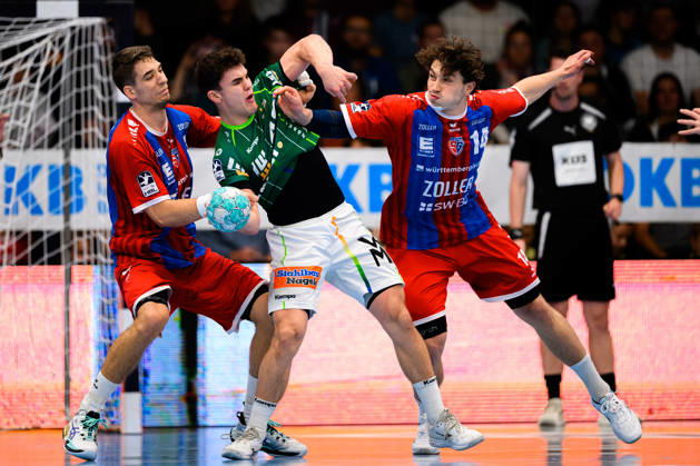 Göppingen HBL 26 27 Frisch Auf Göppingen SG BBM Bietigheim (from left): Nikola Vlahovic (Bietigheim), Elias Newel (Göppingen), Fynn Nicolaus (Bietigheim); Göppingen EWS Arena, Baden-Württemberg, Germany