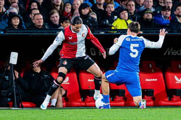ROTTERDAM - Anis Hadj Moussa of Feyenoord battles for possession with Mateo Chavez of AZ Alkmaar during the Eredivisie match between Feyenoord and AZ Alkmaar at Stadion Feijenoord on 10 October 2026 in Rotterdam, the Netherlands. KEVIN SENDERS ANP Eredivisie 2026 27 xVIxANPxSportx xMarcelxterxBalsxIVx 572047932 originalFilename: 572047932