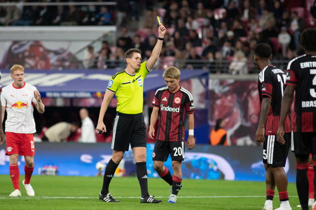 1 German Bundesliga RB Leipzig vs. Eintracht Frankfurt October 10, 2026 Referee Daniel Siebert shows a yellow card, caution LEIPZIG, GERMANY OCTOBER 10 Bundesliga match between RB Leipzig and Eintracht Frankfurt at the Red Bull Arena on Matchday 5 of the Bundesliga on October 10, 2026 in Leipzig, Germany. DFL regulations prohibit any use of photographs as image sequences and or quasi-video. Copyright: xBEAUTIFULxSPORTS JanxKaeferx
