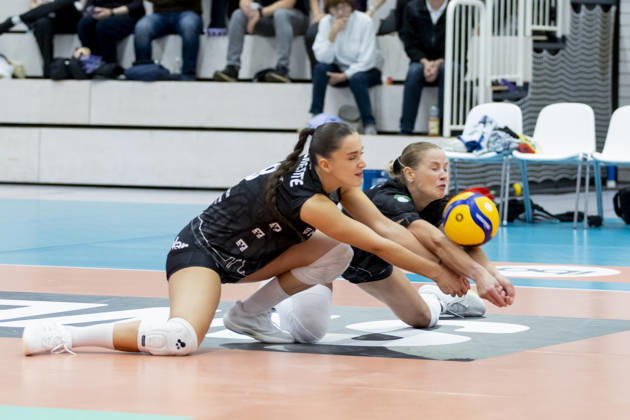 DEKRA 1st Bundesliga Women: Schwarz Weiss Erfurt vs. Rote Raben Vilsbiburg, Erfurt, October 10, 2026. Alice Clemente (8, Rote Raben Vilsbiburg) on the left and Luisa Keller (3, Rote Raben Vilsbiburg) on the right. DEKRA 1st Bundesliga Women: Schwarz Weiss Erfurt vs. Rote Raben Vilsbiburg, Riethsporthalle, Erfurt, October 10, 2026 Copyright: xBEAUTIFULxSPORTS Duehringx