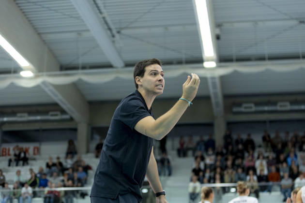 DEKRA Women s Bundesliga 1 Schwarz Weiss Erfurt vs. Rote Raben Vilsbiburg Erfurt, October 10, 2026 Pablo Sanchez, Coach of Schwarz Weiss Erfurt DEKRA Women s Bundesliga 1 Schwarz Weiss Erfurt vs. Rote Raben Vilsbiburg Riethsporthalle, Erfurt, October 10, 22026 Copyright: xBEAUTIFULxSPORTS Duehringx