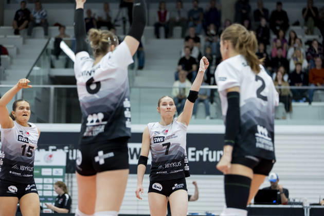 DEKRA 1st Bundesliga Women: Schwarz Weiss Erfurt vs. Rote Raben Vilsbiburg, Erfurt, October 10, 2026. Cheers, Alix de Micheli 15 of Schwarz Weiss Erfurt (left) and Teresa Ziegenbalg 7 of Schwarz Weiss Erfurt with the team DEKRA Women’s Bundesliga Schwarz Weiss Erfurt vs. Rote Raben Vilsbiburg at Riethsporthalle in Erfurt, October 10, 2026 Copyright: xBEAUTIFULxSPORTS Duehringx