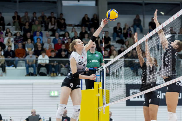 DEKRA 1st Bundesliga Women: Schwarz Weiss Erfurt vs. Rote Raben Vilsbiburg, Erfurt, October 10, 2026. Teresa Ziegenbalg (7, Schwarz Weiss Erfurt) vs. Pia Fernau (2, Rote Raben Vilsbiburg), center of the image, on the right, and Nadine Burbrink 5, Rote Raben Vilsbiburg, on the right. DEKRA 1 Women’s Bundesliga: Schwarz Weiss Erfurt vs. Rote Raben Vilsbiburg, Riethsporthalle, Erfurt, October 10, 2026 Copyright: xBEAUTIFULxSPORTS Duehringx