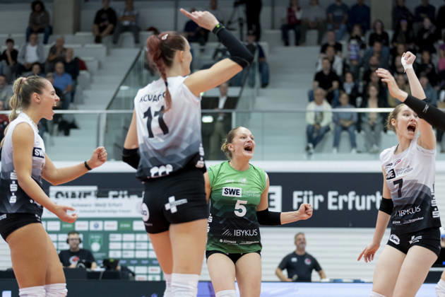 DEKRA 1st Bundesliga Women: Schwarz Weiss Erfurt vs. Rote Raben Vilsbiburg, Erfurt, October 10, 2026. Celebrating, from left: Lina Marie Lieb (No. 3, Schwarz Weiss Erfurt), Isabel Petra KovaÄ u008Dić 11, Schwarz Weiss Erfurt; Lotte Goertz 5, Schwarz Weiss Erfurt; and Teresa Ziegenbalg 7, Schwarz Weiss Erfurt. DEKRA 1st Bundesliga Women: Schwarz Weiss Erfurt vs. Rote Raben Vilsbiburg, Riethsporthalle, Erfurt, October 10, 2026 Copyright: xBEAUTIFULxSPORTS Duehringx