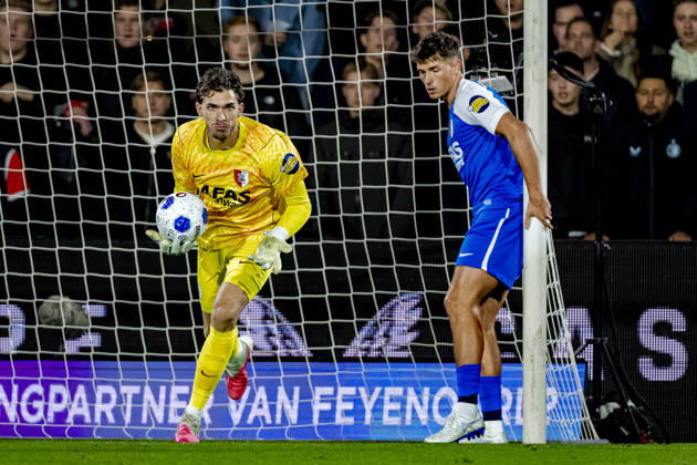 ROTTERDAM AZ Alkmaar goalkeeper Jari De Busser during the Vriendenloterij Eredivisie match between Feyenoord and AZ at De Kuip on October 10, 2026, in Rotterdam, the Netherlands. Photo by DeFodi Images