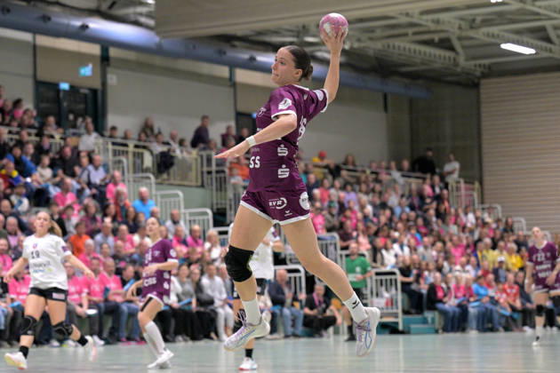 Santina Sabatnig of TusSies Metzingen, 18, taking a shot during the TusSies Metzingen vs. SCM Ramnicu Valcea game, handball, EHF, Europa League Qualification Second Leg, 2026–2027 season, October 10, 2026, TusSies Metzingen vs. SCM Ramnicu Valcea, Handball, EHF, Europa League Qualification Second Leg, 2026–2027 Season, October 10, 2026, Metzingen Copyright: xEibner-Pressefotox EP_TBR