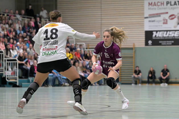 Johanna Farkas (TusSies Metzingen), 19, in possession against Maria Schmidt Lykkegaard (SCM Ramnicu Valcea), 18; TusSies Metzingen vs. SCM Ramnicu Valcea, Handball, EHF, European League Qualification Second Leg, 2026–2027 Season, October 10, 2026, TusSies Metzingen vs. SCM Ramnicu Valcea, Handball, EHF, Europa League Qualification Second Leg, 2026–2027 Season, October 10, 2026, Metzingen Copyright: xEibner-Pressefotox EP_TBR