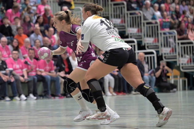 Johanna Farkas (TusSies Metzingen), 19, in possession against Maria Schmidt Lykkegaard (SCM Ramnicu Valcea), 18; TusSies Metzingen vs. SCM Ramnicu Valcea, Handball, EHF, European League Qualification Second Leg, 2026–2027 Season, October 10, 2026, TusSies Metzingen vs. SCM Ramnicu Valcea, Handball, EHF, Europa League Qualification Second Leg, 2026–2027 Season, October 10, 2026, Metzingen Copyright: xEibner-Pressefotox EP_TBR