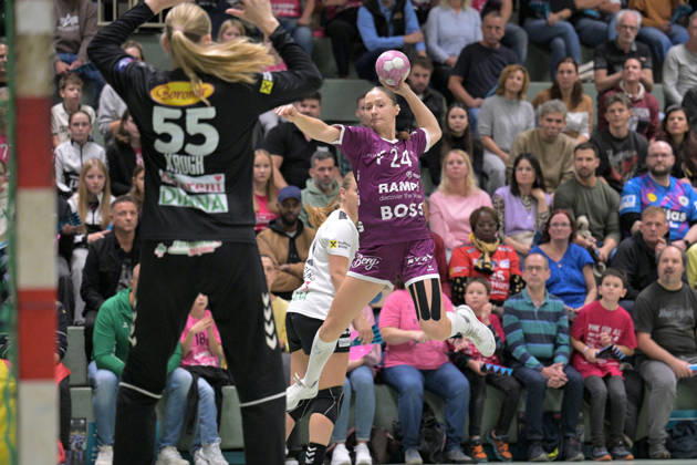 Marie Luisa Stumpf (TusSies Metzingen), 24, taking a shot on goal against June Cecilie Krogh (SCM Ramnicu Valcea), 55, in goal; TusSies Metzingen vs. SCM Ramnicu Valcea, Handball, EHF, Europa League Qualification Second Leg, 2026–2027 Season, October 10, 2026, TusSies Metzingen vs. SCM Ramnicu Valcea, Handball, EHF, Europa League Qualification Second Leg, 2026–2027 Season, October 10, 2026, Metzingen Copyright: xEibner-Pressefotox EP_TBR