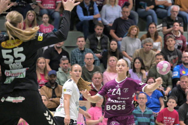 Marie Luisa Stumpf (TusSies Metzingen), 24, taking a shot on goal against June Cecilie Krogh (SCM Ramnicu Valcea), 55, in goal; TusSies Metzingen vs. SCM Ramnicu Valcea, Handball, EHF, Europa League Qualification Second Leg, 2026–2027 Season, October 10, 2026, TusSies Metzingen vs. SCM Ramnicu Valcea, Handball, EHF, Europa League Qualification Second Leg, 2026–2027 Season, October 10, 2026, Metzingen Copyright: xEibner-Pressefotox EP_TBR