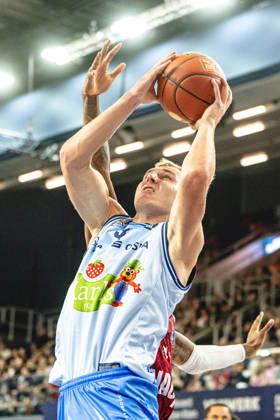 Rostock, Germany, October 10, 2026; easyCredit BBL 2026–2027, Matchday 5: Rostock Seawolves vs. Fitness First Würzburg Baskets. Pictured in the foreground is Artur Konontsuk of the Rostock Seawolves making a shot, with Eddie Colbert III of the Fitness First Würzburg Baskets hidden behind him Copyright: xFotostandx xVoelkerx