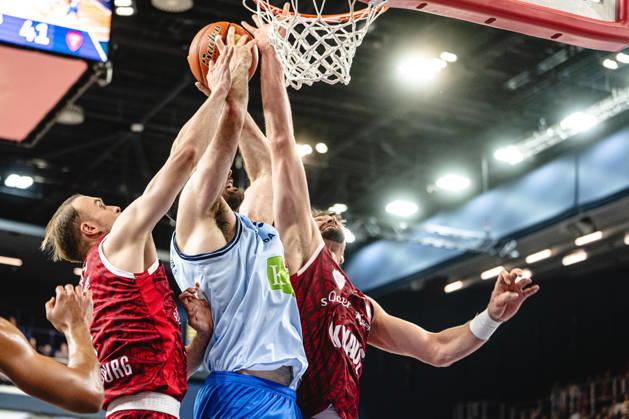 Rostock, Germany, October 10, 2026, easyCredit BBL 2026–2027, Matchday 5: Rostock Seawolves vs. Fitness First Würzburg Baskets. Pictured from left to right in a one-on-one battle: Lukas Herzog (Fitness First Würzburg Baskets), Owen Klassen (Rostock Seawolves), and Leo Saffer Fitness First Würzburg Baskets Copyright: xFotostandx xVoelkerx