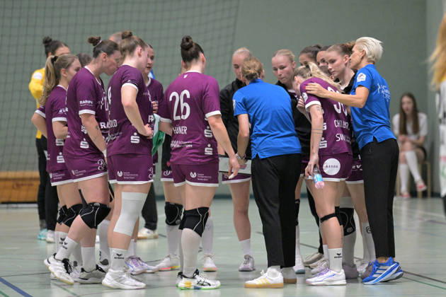 Miriam Hirsch, TusSies Metzingen, assistant coach during the timeout in the TusSies Metzingen vs. SCM Ramnicu Valcea game, handball, EHF, Europa League Qualification Second Leg, 2026–2027 season, October 10, 2026, TusSies Metzingen vs. SCM Ramnicu Valcea, Handball, EHF, Europa League Qualification Second Leg, 2026–2027 Season, October 10, 2026, Metzingen Copyright: xEibner-Pressefotox EP_TBR