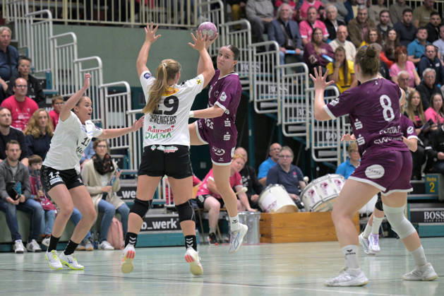 Santina Sabatnig of TusSies Metzingen, No. 18, with the ball against Amalie Wulff Nielsen of SCM Ramnicu Valcea, No. 11, and Zoe Sprengers of SCM Ramnicu Valcea, No. 19; TusSies Metzingen vs. SCM Ramnicu Valcea, Handball, EHF, European League Qualification Second Leg, 2026–2027 Season, October 10, 2026, TusSies Metzingen vs. SCM Ramnicu Valcea, Handball, EHF, Europa League Qualification Second Leg, 2026–2027 Season, October 10, 2026, Metzingen Copyright: xEibner-Pressefotox EP_TBR