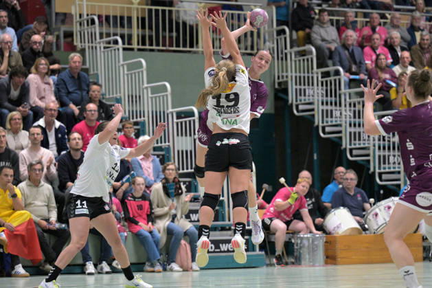 Santina Sabatnig of TusSies Metzingen, No. 18, with the ball against Amalie Wulff Nielsen of SCM Ramnicu Valcea, No. 11, and Zoe Sprengers of SCM Ramnicu Valcea, No. 19; TusSies Metzingen vs. SCM Ramnicu Valcea, Handball, EHF, European League Qualification Second Leg, 2026–2027 Season, October 10, 2026, TusSies Metzingen vs. SCM Ramnicu Valcea, Handball, EHF, Europa League Qualification Second Leg, 2026–2027 Season, October 10, 2026, Metzingen Copyright: xEibner-Pressefotox EP_TBR