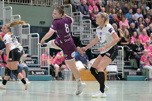 Ida Petzold (TusSies Metzingen), No. 08, takes the ball against Emilie Hegh Arntzen (SCM Ramnicu Valcea), 03 TusSies Metzingen vs. SCM Ramnicu Valcea, Handball, EHF, Europa League Qualification Second Leg, 2026–2027 Season, October 10, 2026, TusSies Metzingen vs. SCM Ramnicu Valcea, Handball, EHF, Europa League Qualification Second Leg, 2026–2027 Season, October 10, 2026, Metzingen Copyright: xEibner-Pressefotox EP_TBR