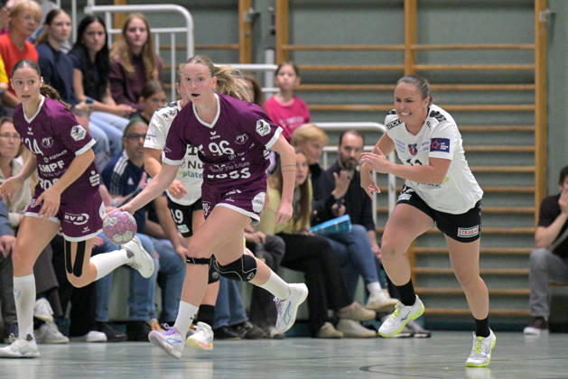 Charlotte Cholevova of TusSies Metzingen, No. 96, with the ball against Amalie Wulff Nielsen of SCM Ramnicu Valcea, No. 11; TusSies Metzingen vs. SCM Ramnicu Valcea, Handball, EHF, European League Qualification Second Leg, 2026–2027 Season, October 10, 2026, TusSies Metzingen vs. SCM Ramnicu Valcea, Handball, EHF, Europa League Qualification Second Leg, 2026–2027 Season, October 10, 2026, Metzingen Copyright: xEibner-Pressefotox EP_TBR