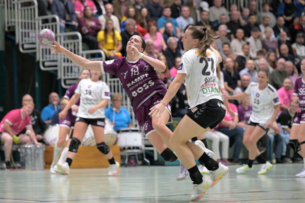 Santina Sabatnig of TusSies Metzingen, age 18, taking a shot on goal against Julia Maidhof of SCM Ramnicu Valcea, 27 TusSies Metzingen vs. SCM Ramnicu Valcea, Handball, EHF, Europa League Qualification Second Leg, 2026–2027 Season, October 10, 2026, TusSies Metzingen vs. SCM Ramnicu Valcea, Handball, EHF, Europa League Qualification Second Leg, 2026–2027 Season, October 10, 2026, Metzingen Copyright: xEibner-Pressefotox EP_TBR