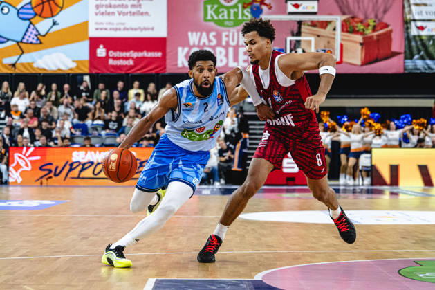 Rostock, Germany, October 10, 2026, easyCredit BBL 2026–2027, Game Day 5: Rostock Seawolves vs. Fitness First Würzburg Baskets. Pictured, from left, in a head-to-head battle: Zach Copeland of the Rostock Seawolves and Brandon Tischler of the Fitness First Würzburg Baskets. Copyright: xFotostandx xVoelkerx