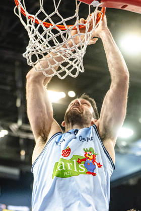 Rostock, Germany, October 10, 2026; easyCredit BBL 2026–2027, Matchday 5: Rostock Seawolves vs. Fitness First Würzburg Baskets. Pictured: Owen Klassen of the Rostock Seawolves hanging from the rim. Copyright: xFotostandx xVoelkerx