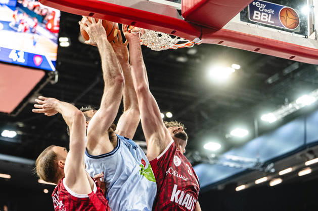 Rostock, Germany, October 10, 2026, easyCredit BBL 2026–2027, Matchday 5: Rostock Seawolves vs. Fitness First Würzburg Baskets. Pictured from left to right in a one-on-one battle: Lukas Herzog (Fitness First Würzburg Baskets), Owen Klassen (Rostock Seawolves), and Leo Saffer Fitness First Würzburg Baskets Copyright: xFotostandx xVoelkerx