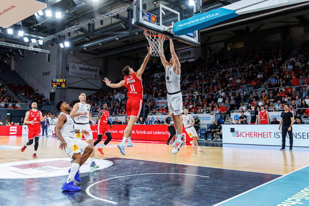 Richard Balint, BMA365 Bamberg Baskets, 11; Borisa Simanic, Syntainics MBC, 22; BMA365 Bamberg Baskets vs. Syntainics MBC, Basketball, easyCredit BBL, Matchday 5, October 10, 2026 BMA365 Bamberg Baskets vs. Syntainics MBC, Basketball, easyCredit BBL, Matchday 5, October 10, 2026 Bamberg Copyright: xEibner-Pressefoto G.xSantemizx EP_EER