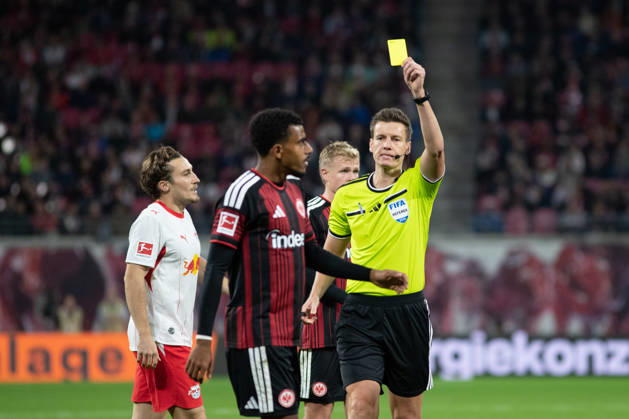 1 German Bundesliga RB Leipzig vs. Eintracht Frankfurt October 10, 2026 Referee Daniel Siebert shows a yellow card, caution LEIPZIG, GERMANY OCTOBER 10 Bundesliga match between RB Leipzig and Eintracht Frankfurt at the Red Bull Arena on Matchday 5 of the Bundesliga on October 10, 2026 in Leipzig, Germany. DFL regulations prohibit any use of photographs as image sequences and or quasi-video. Copyright: xBEAUTIFULxSPORTS JanxKaeferx
