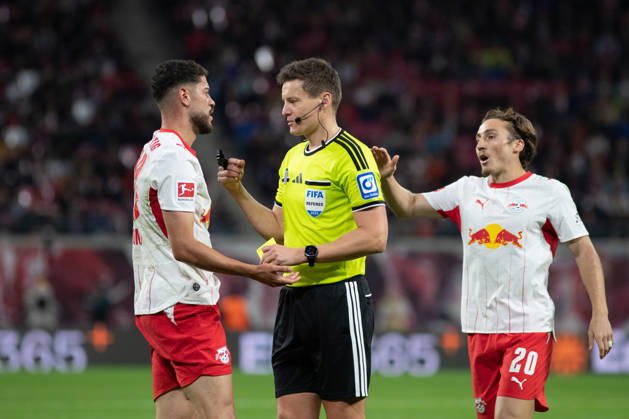 1 German Bundesliga: RB Leipzig vs. Eintracht Frankfurt, October 10, 2026; Referee Daniel Siebert in conversation with Romulo Cardoso da Cruz (40), RB Leipzig; LEIPZIG, GERMANY OCTOBER 10 Bundesliga match between RB Leipzig and Eintracht Frankfurt at the Red Bull Arena on Matchday 5 of the 1. Bundesliga on October 10, 2026 in Leipzig, Germany. DFL regulations prohibit any use of photographs as image sequences and or quasi-video. Copyright: xBEAUTIFULxSPORTS JanxKaeferx