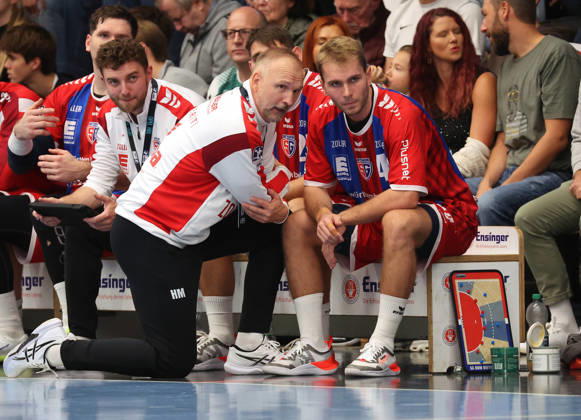 October 10, 2026, Germany, Göppingen, Opel HBL Bundesliga Handball, FRISCH AUF Göppingen vs. SG BBM Bietigheim, from left: BBM Coach Hartmut Mayerhoffer, Mathias Larson (BBM)