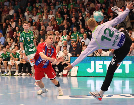 October 10, 2026, Germany, Göppingen, Opel HBL Bundesliga Handball, FRISCH AUF Göppingen vs. SG BBM Bietigheim, from left: Till Hermann (BBM), Kristian Saeveras (FAG)