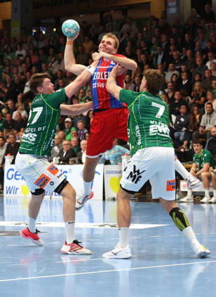 October 10, 2026, Germany, Göppingen, Opel HBL Bundesliga Handball, FRISCH AUF Göppingen vs. SG BBM Bietigheim, from left: Oskar Sunnefeldt (FAG), Mathias Larson (BBM), Viktor Klöve (FAG)