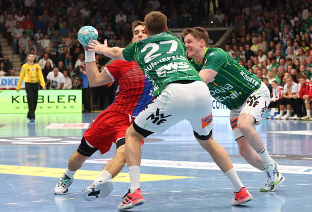 October 10, 2026, Germany, Göppingen, Opel HBL Bundesliga Handball, FRISCH AUF Göppingen vs. SG BBM Bietigheim, from left: Nikola Vlahovic (BBM), Oskar Sunnefeldt (FAG)