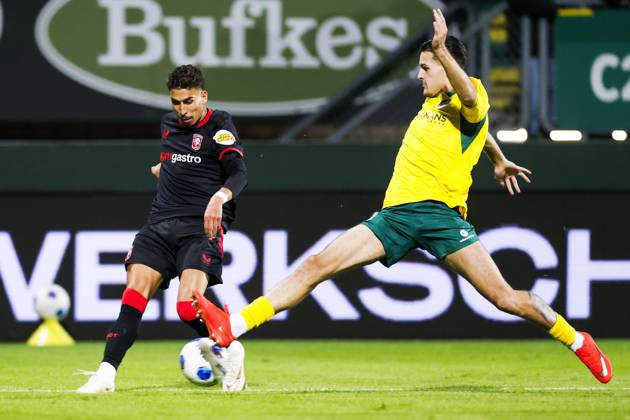 SITTARD - Younes Taha of FC Twente, Justin Hubner of Fortuna Sittard (lr) during the Dutch Eredivisie match between Fortuna Sittard and FC Twente at the Fortuna Sittard stadium on 10 October 2026 in Sittard, the Netherlands. IRIS VAN DEN BROEK ANP Eredivisie 2026 27 xVIxANPxSportx xxANPxIVx 572050922 originalFilename: 572050922